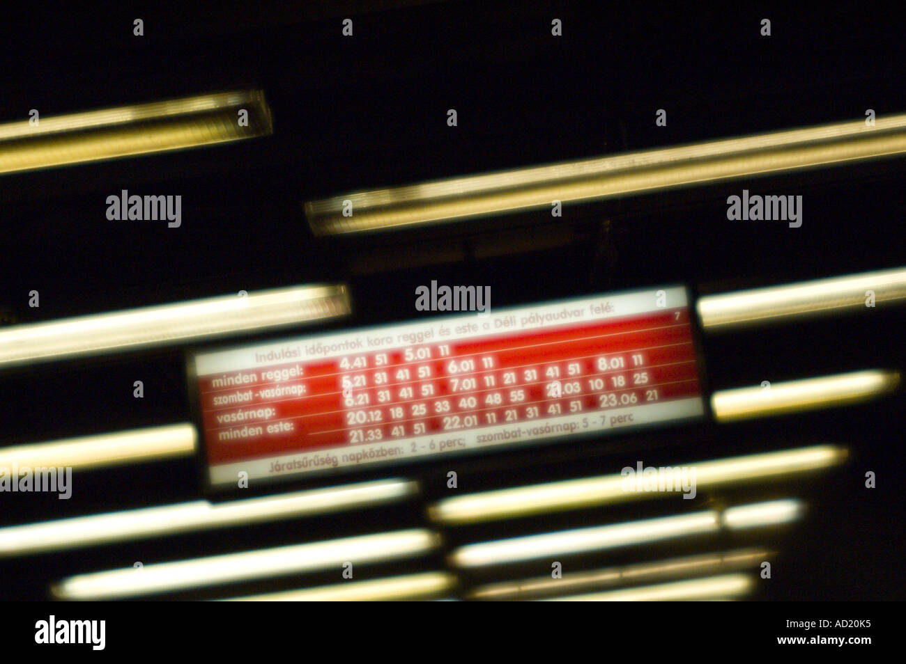 Verkehrsmittel in Budapest Ungarn Moszkva Ter Buda train Route Zeichen Weichzeichner abstrakt Stockfoto
