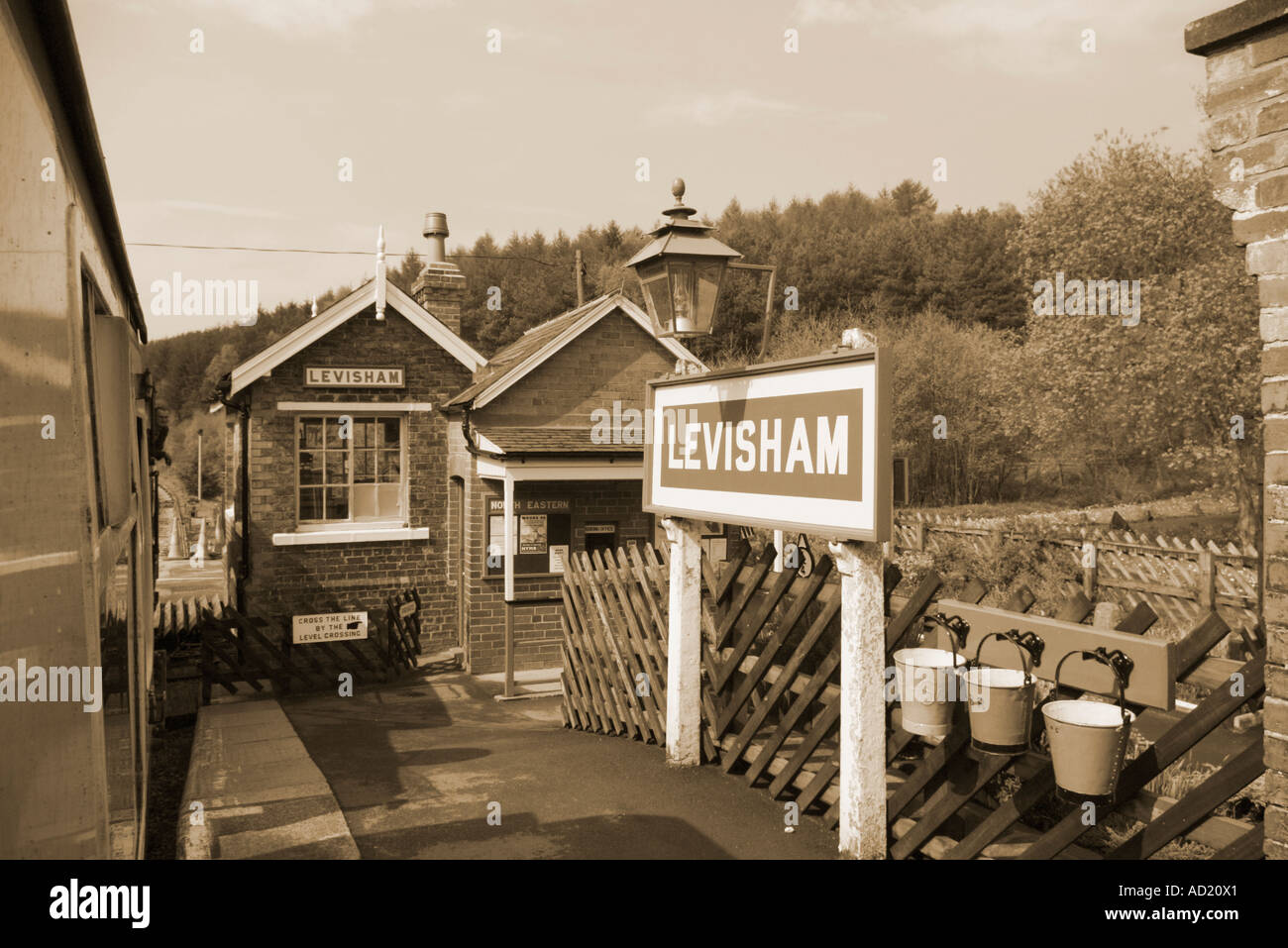 Die North York Moors Railway UK voll Betrieb Dampf Erhaltung Vertrauen Levisham Bahnhof antiken Sepia-Farbton Stockfoto