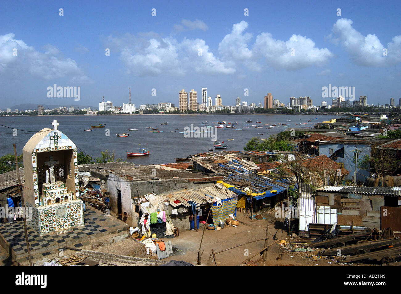 ASB73054 Worli Dorftempel und Häuser der Armen in den Städten mit reichen Häusern hinter in Bombay jetzt Mumbai Maharashtra Indien Stockfoto