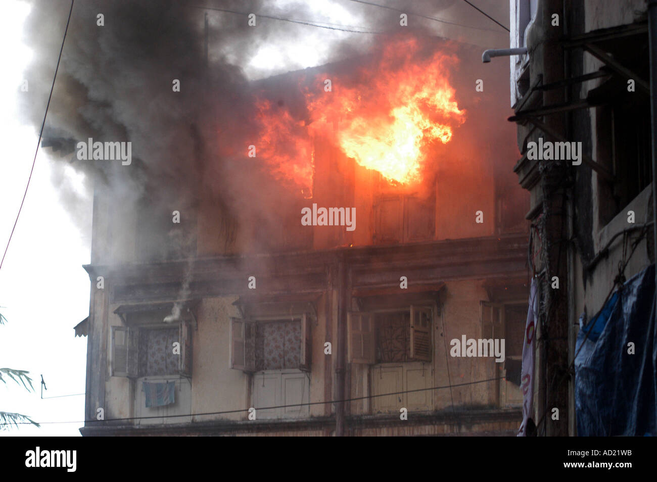 ASB73115 Major Feuer springt aus einem Wohnhaus am Dhobi Talao Bombay Mumbai, Maharashtra, Indien Stockfoto