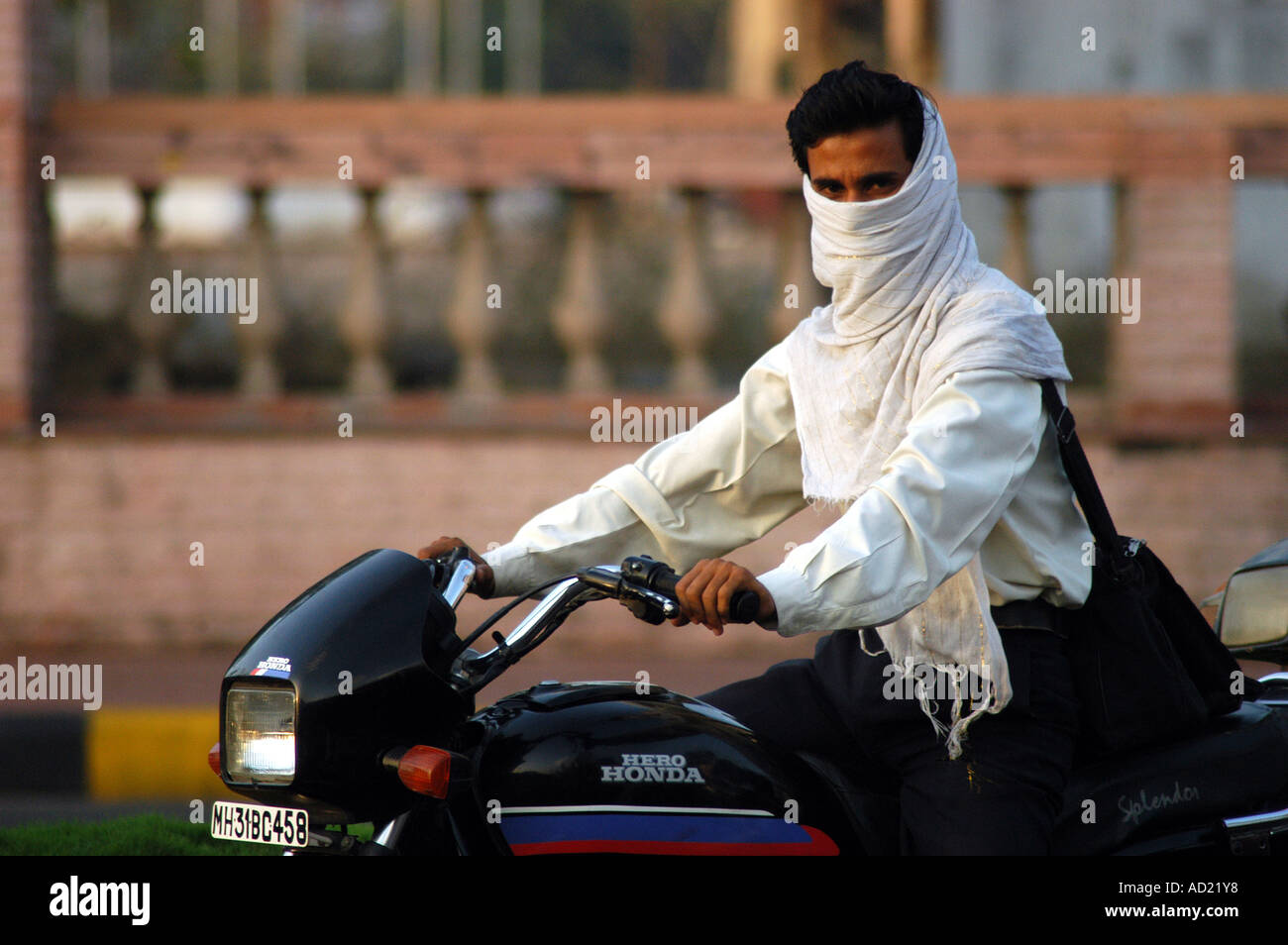 ASB73140 indische Motorrad Fahrer Gesicht bedeckt mit Schal für Wärmeschutz Stockfoto