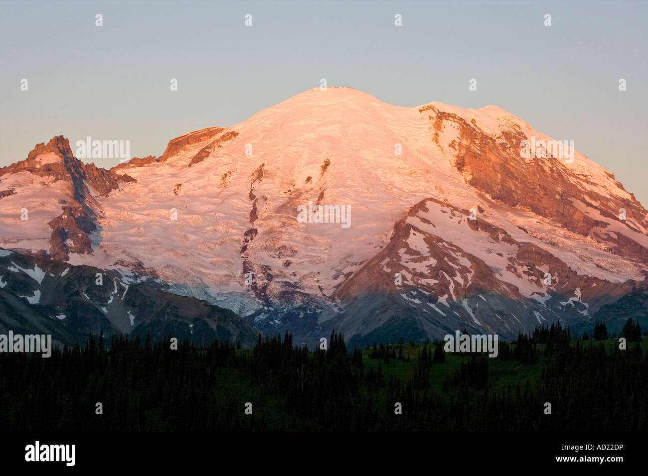 Rot Orange Leuchten des Mount Rainier an Sunrise Berg Washington State USA Stockfoto