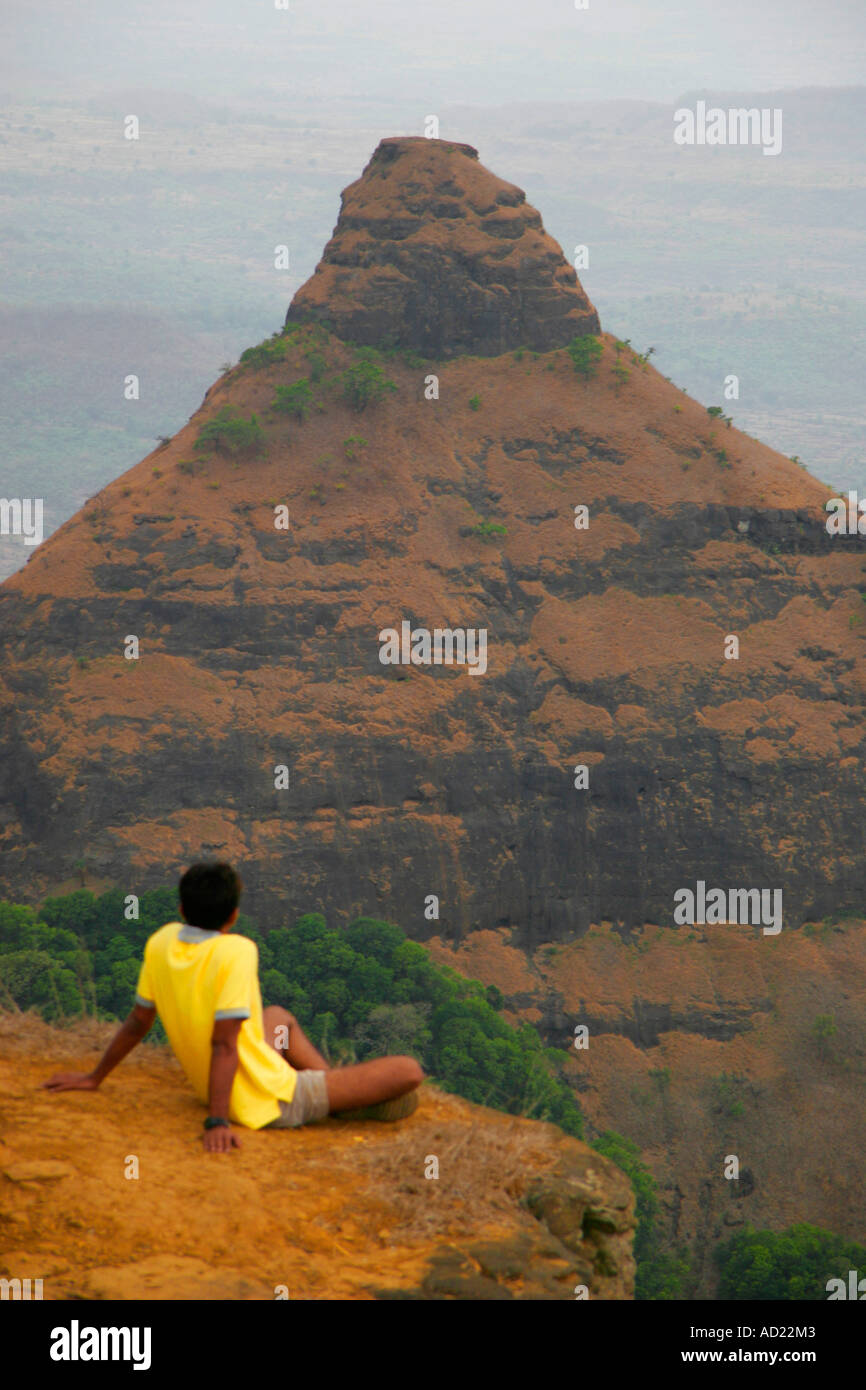 Mann mit Blick auf den Berg, Lonavala Maharashtra Indien Stockfoto