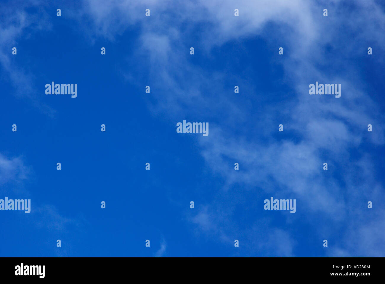 Leichte Wolken vor einem tiefblauen Himmel Stockfoto