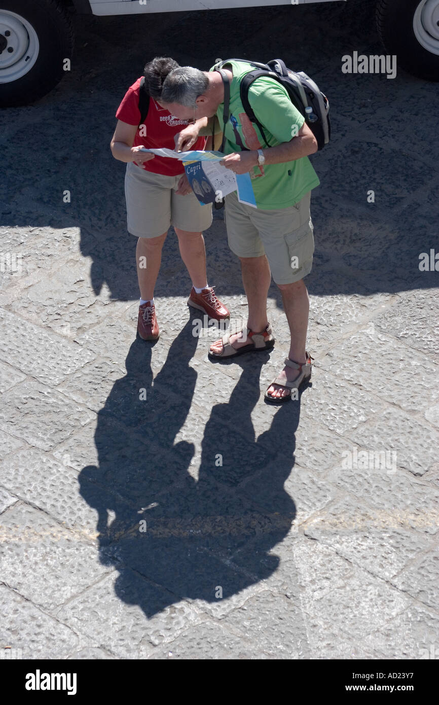 Paar lesen eine Stadtplan Capri Italien Stockfoto