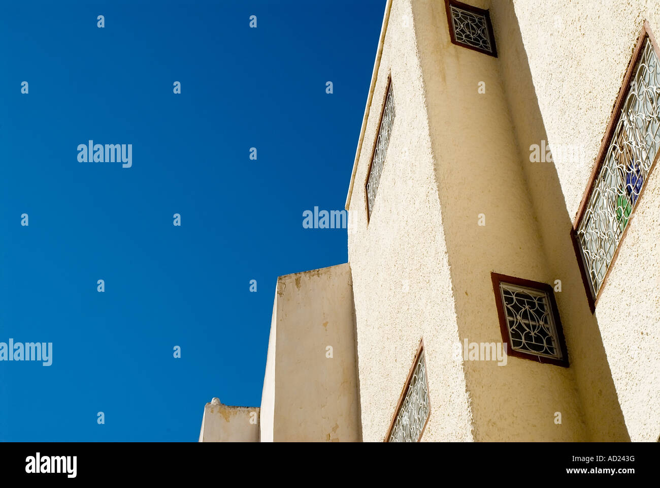 Weiße Wände eines Hauses der Stadt gegen den blauen Himmel in Fez, Marokko Stockfoto