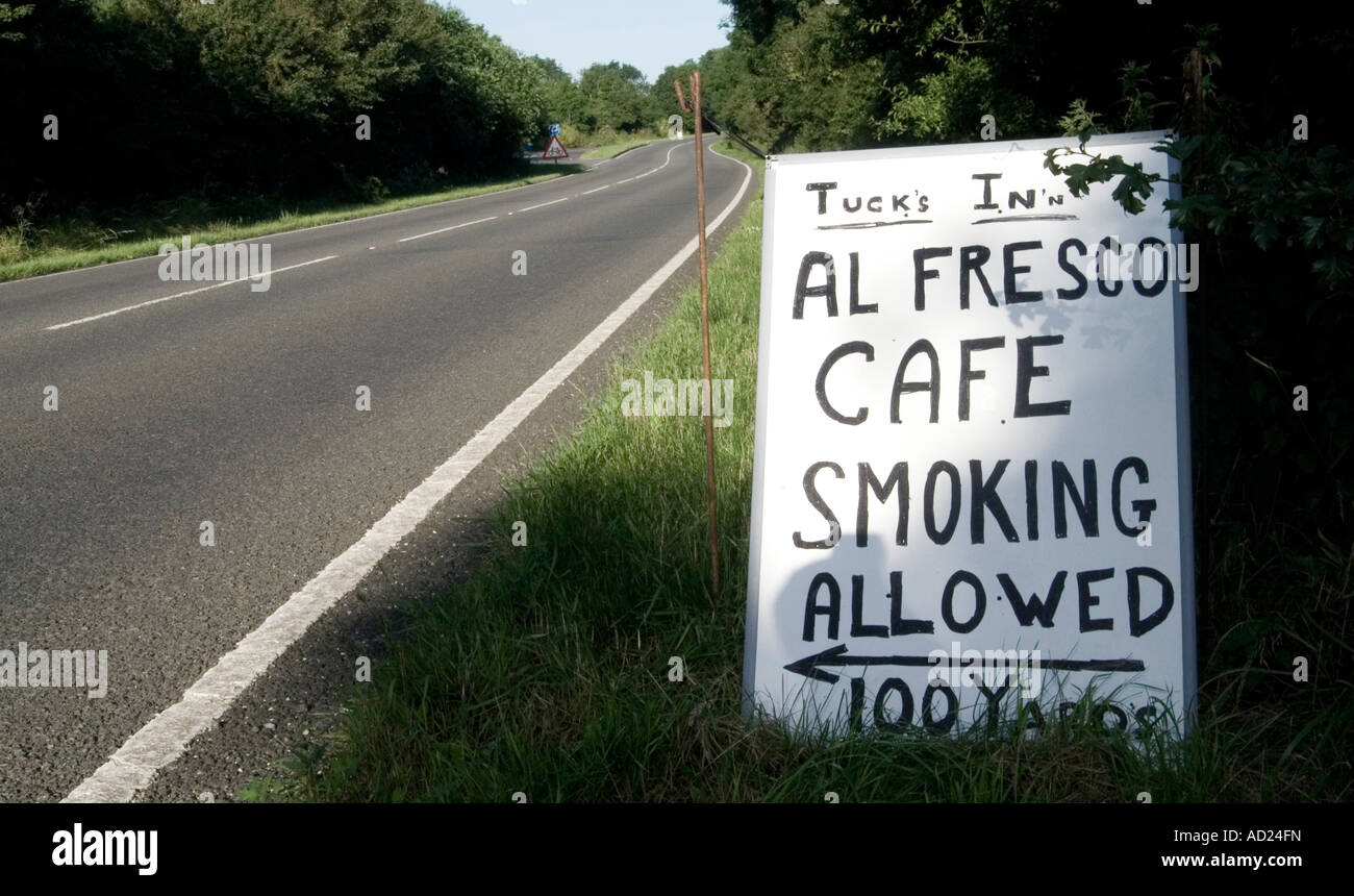 Rauchen erlaubt Zeichen für Café auf a428 Stockfoto