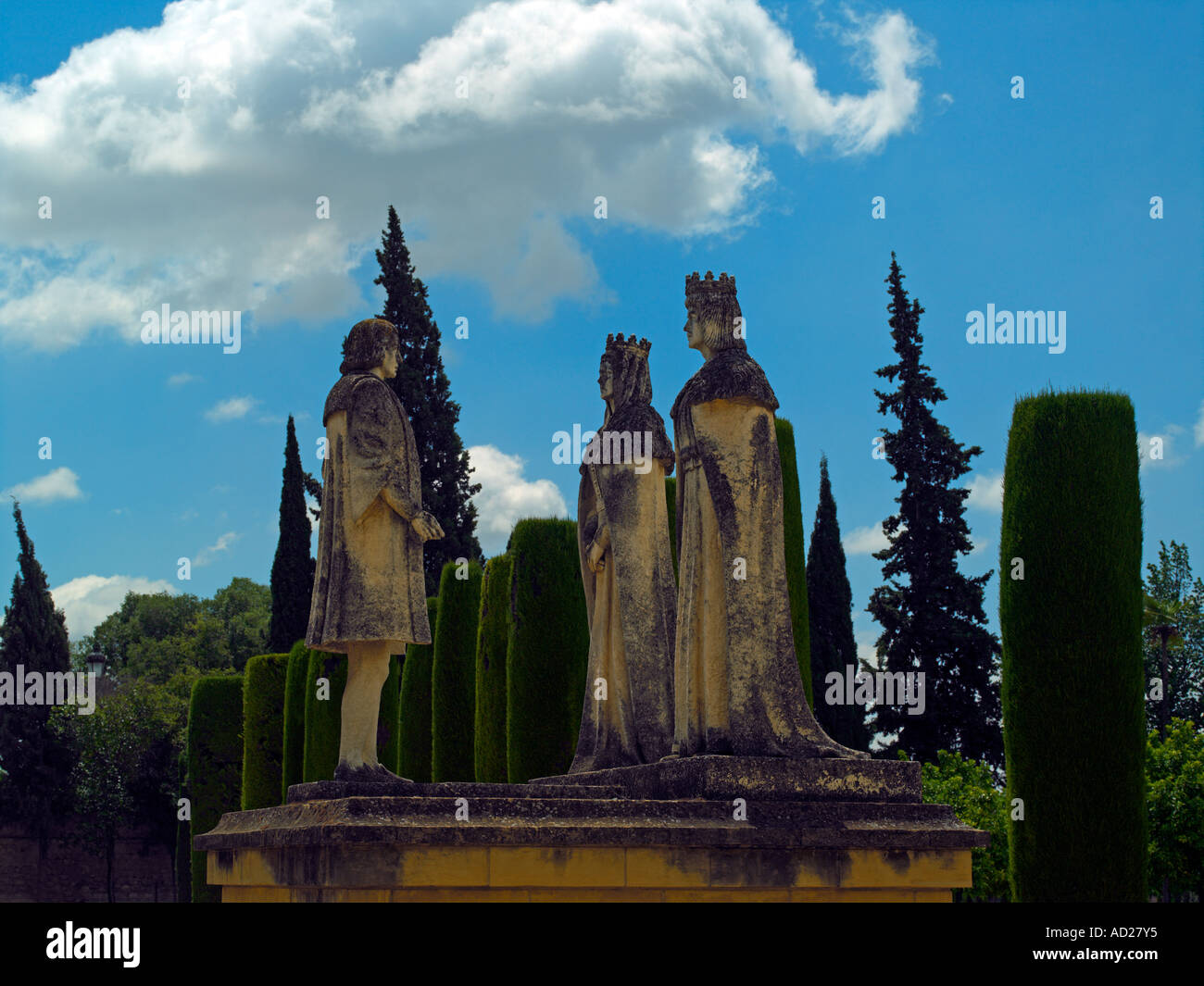 Statuen von Columbus mit Ferdinand und Isabella in der Alcazar von Cordoba Stockfoto