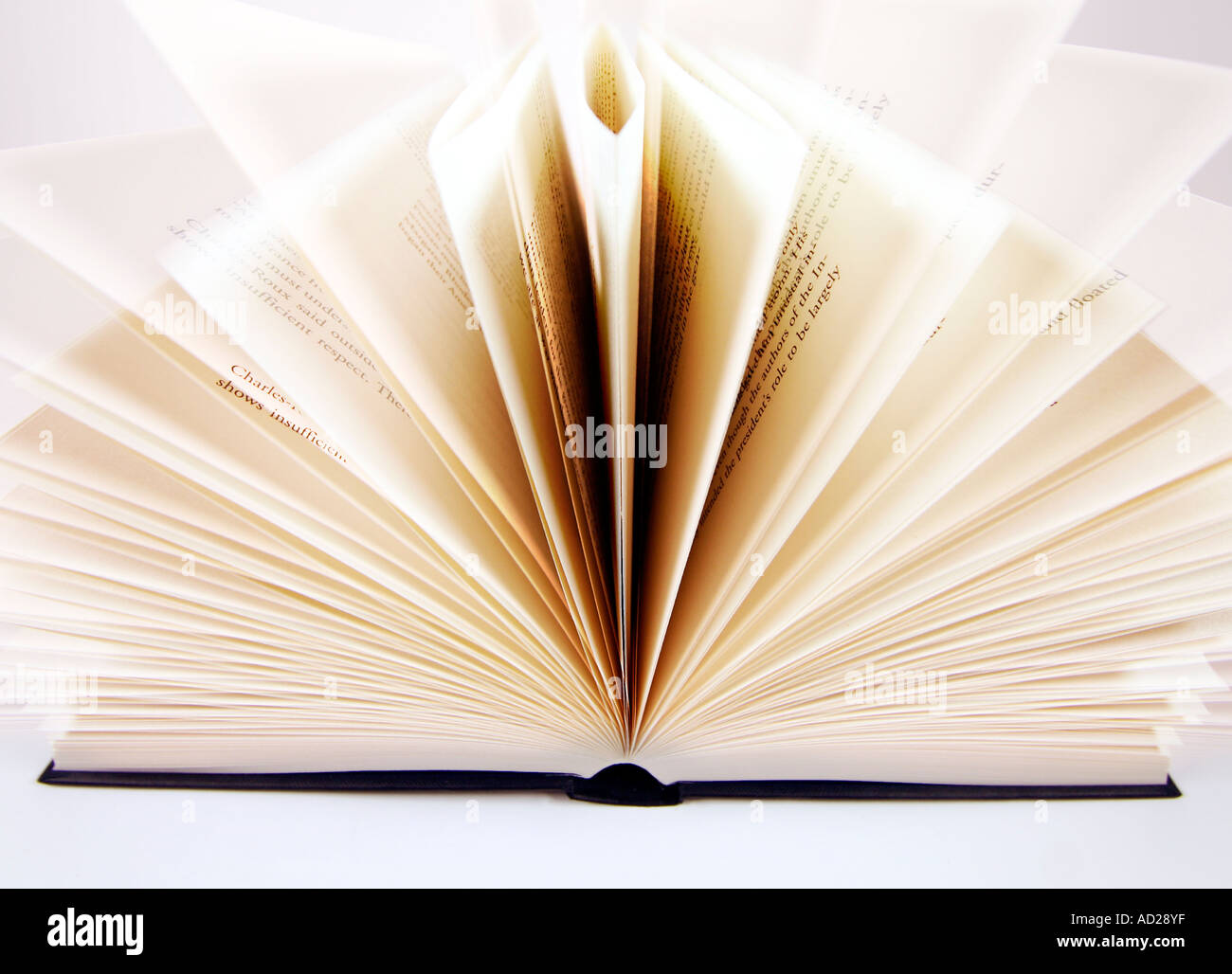 ein Hardcover-Buch mit Seiten weit offen Stockfoto