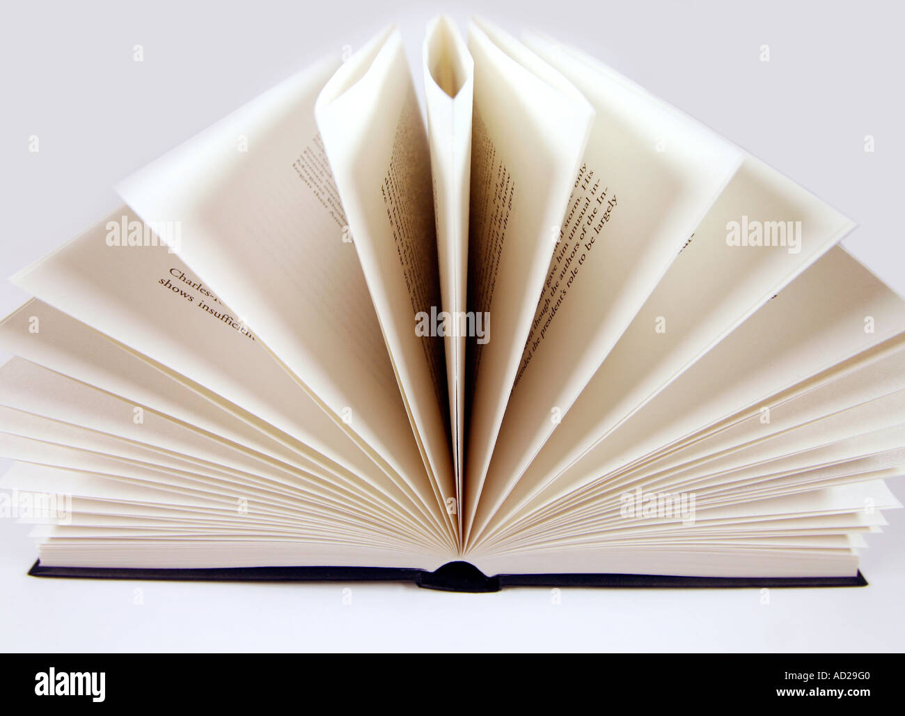 ein Hardcover-Buch mit Seiten weit offen Stockfoto