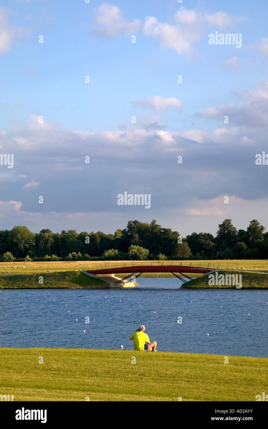 Mann, sitzend von Dorney Lake Stockfoto