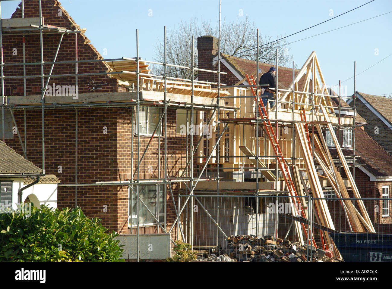Gebäude Baustelle Einfamilienhaus teilweise für Redesign & konvertierung Tischler Mann vorgefertigte Dachstuhl stack England UK abgerissen Stockfoto