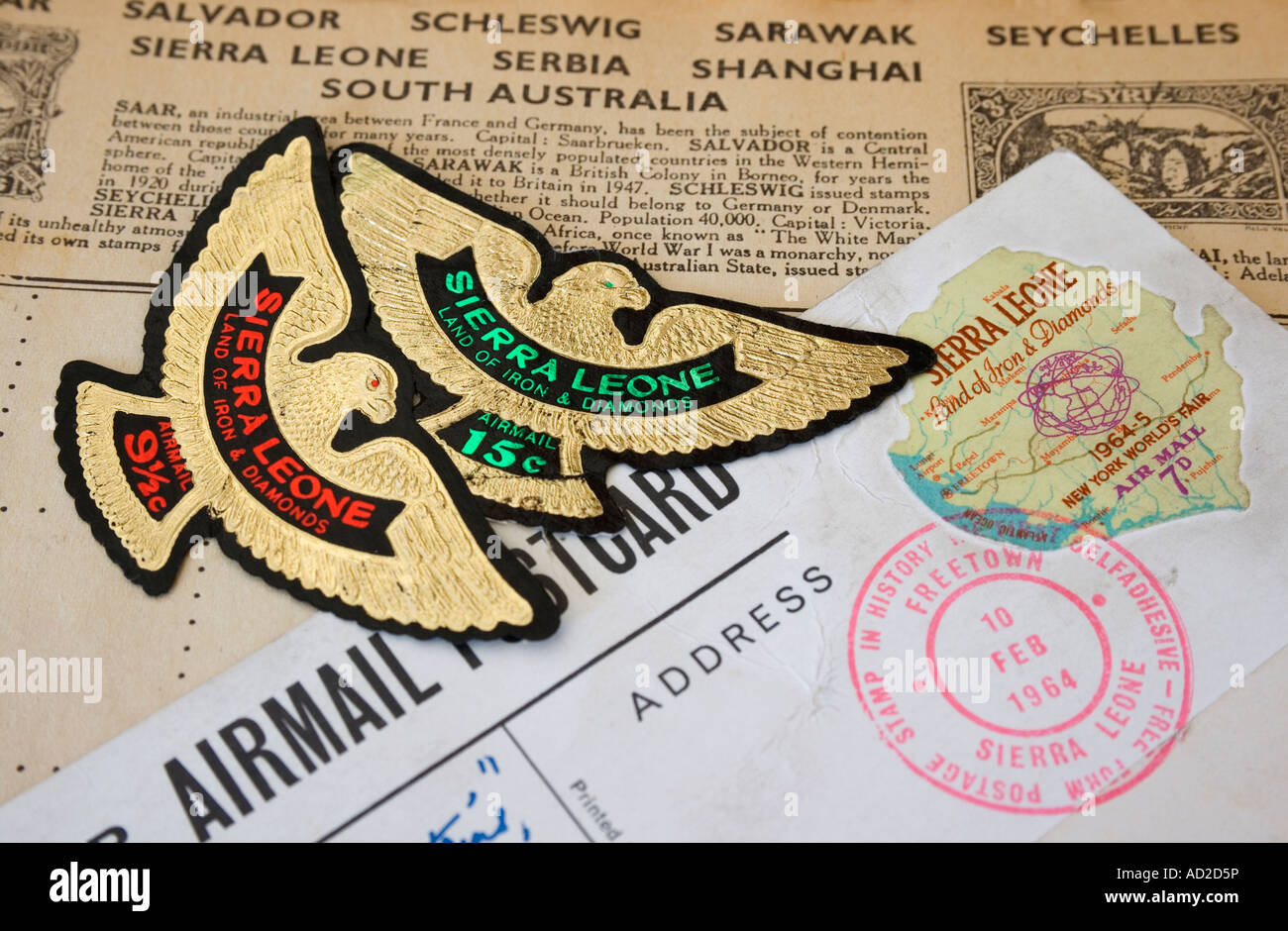 Weltweit erste freie Form selbst klebenden Briefmarke aus Sierra Leone mit zwei Adler geformt Sierra Leone Briefmarken Stockfoto