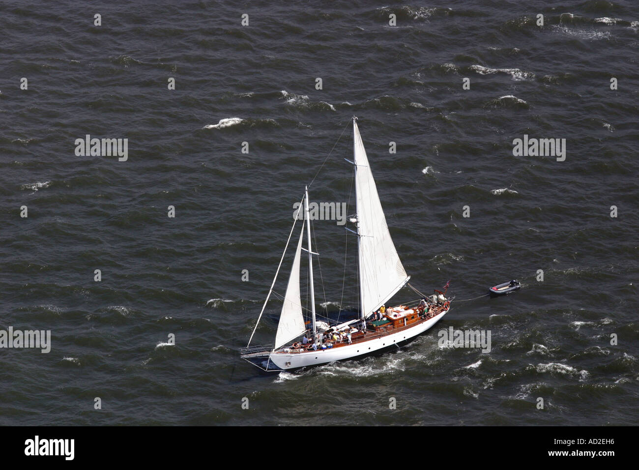 Luftaufnahme von Segelboot im Hafen von New York Stockfoto