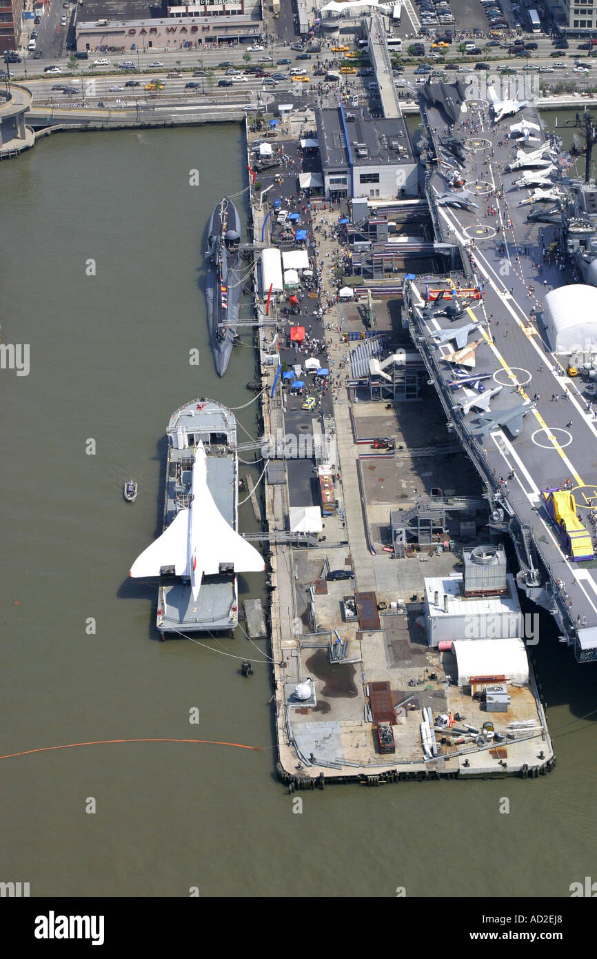 Luftaufnahme von Intrepid Sea, Air and Space Museum befindet sich auf dem Hudson River, New York City, Vereinigte Staaten von Amerika Stockfoto