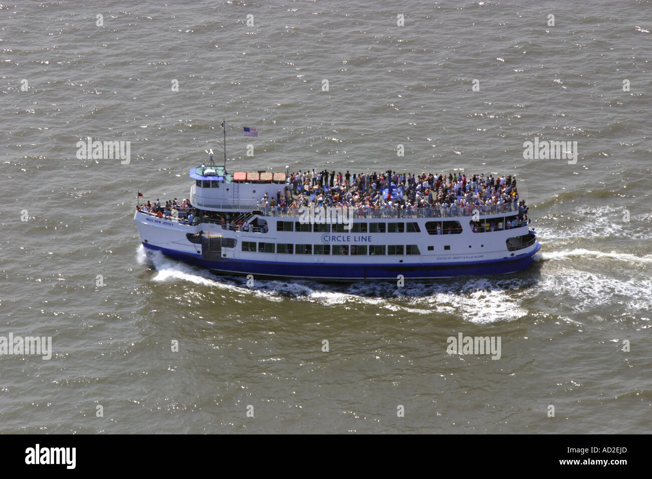 Luftaufnahme des Sightseeing-Schiff Kreuzfahrt am Hudson River in New York, U.S.A. Stockfoto