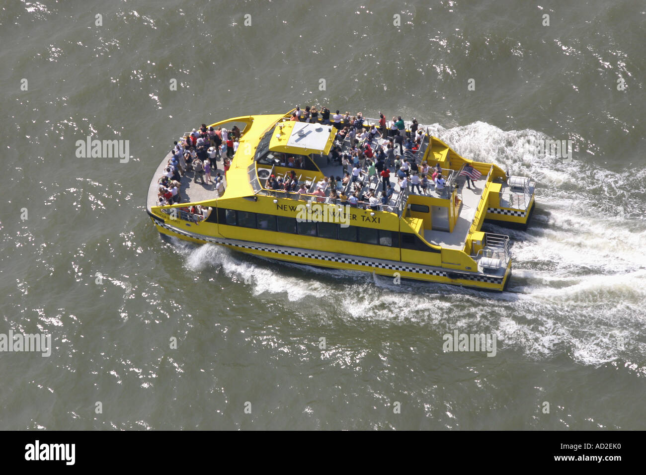 Luftaufnahme von New York Water Taxi Cruisen am Hudson River, New York City, Vereinigte Staaten von Amerika Stockfoto