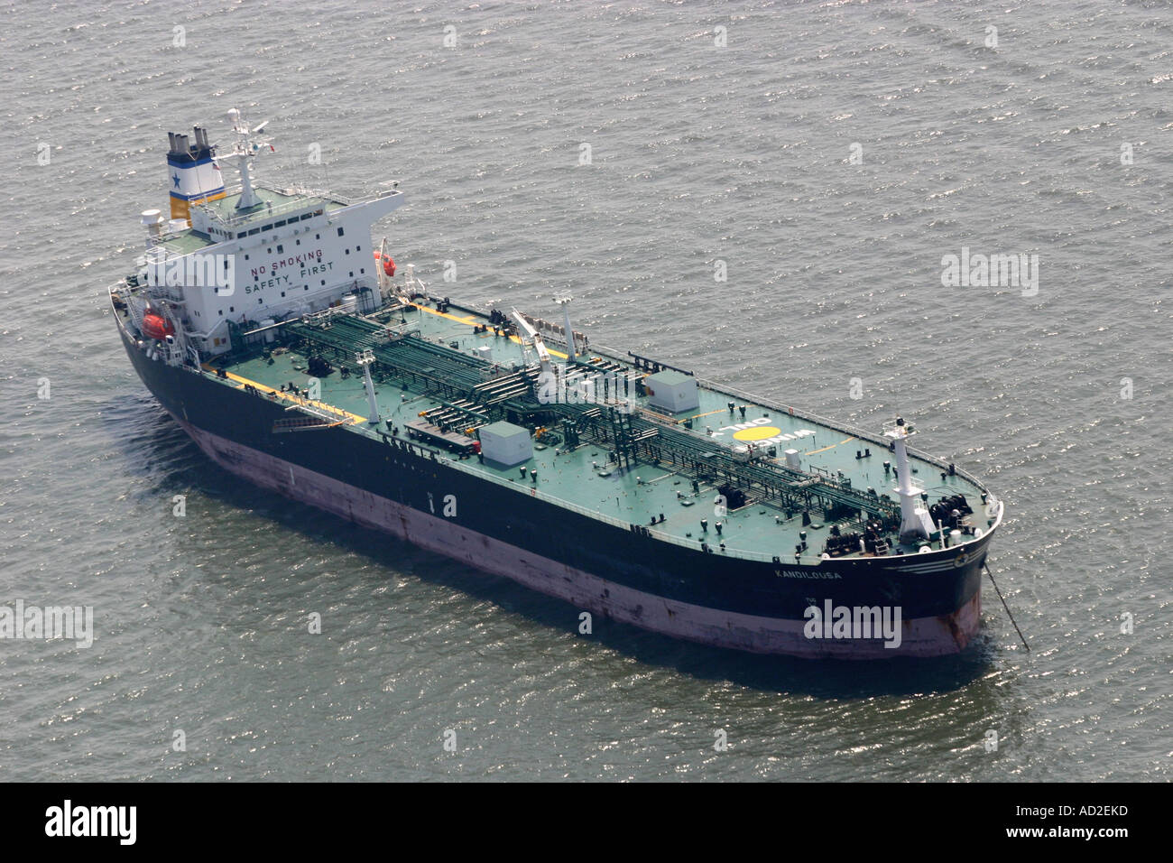 Luftaufnahme der Container Frachtschiff auf New York Harbor, New York, Vereinigte Staaten von Amerika Stockfoto