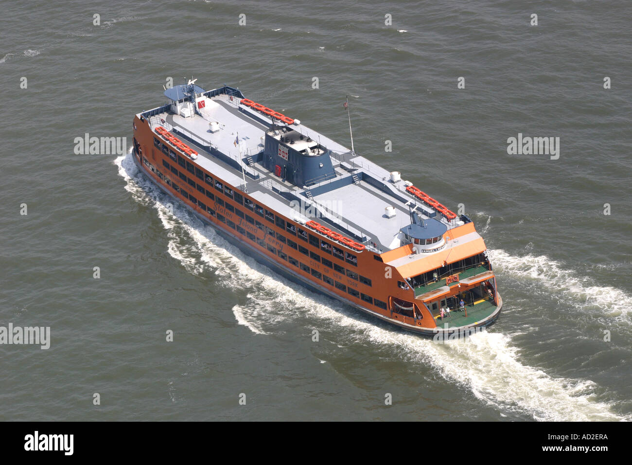 Luftaufnahme der Staten Island Ferry als es kreuzt Hafen von New York. Stockfoto