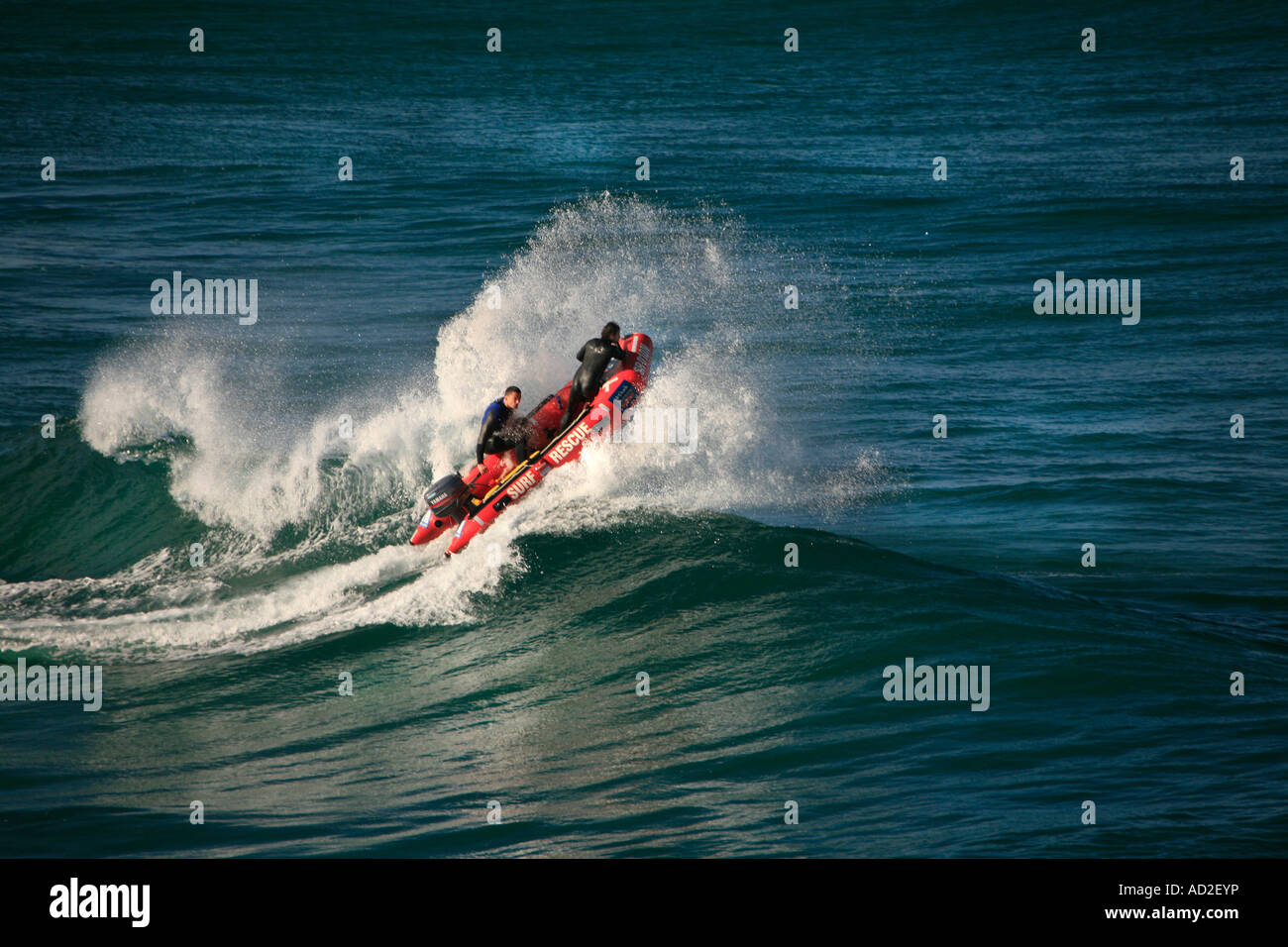 Lebensretter in ein Rettungsboot betriebene Surf überwinden eine Ozeanwelle vor der australischen Küste Stockfoto