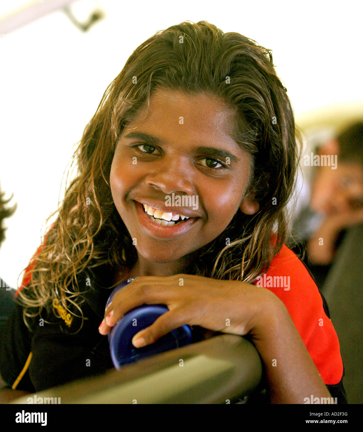 Ein schönes Lächeln auf den Lippen junge Aborigines Mädchen Stockfoto