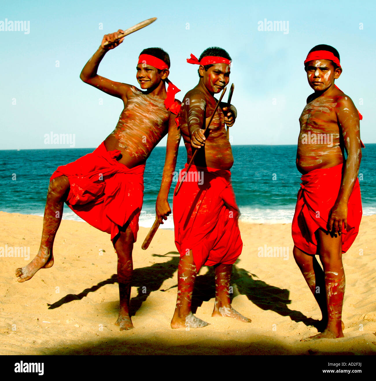 Aborigine-jungen in Tracht am Strand Stockfoto
