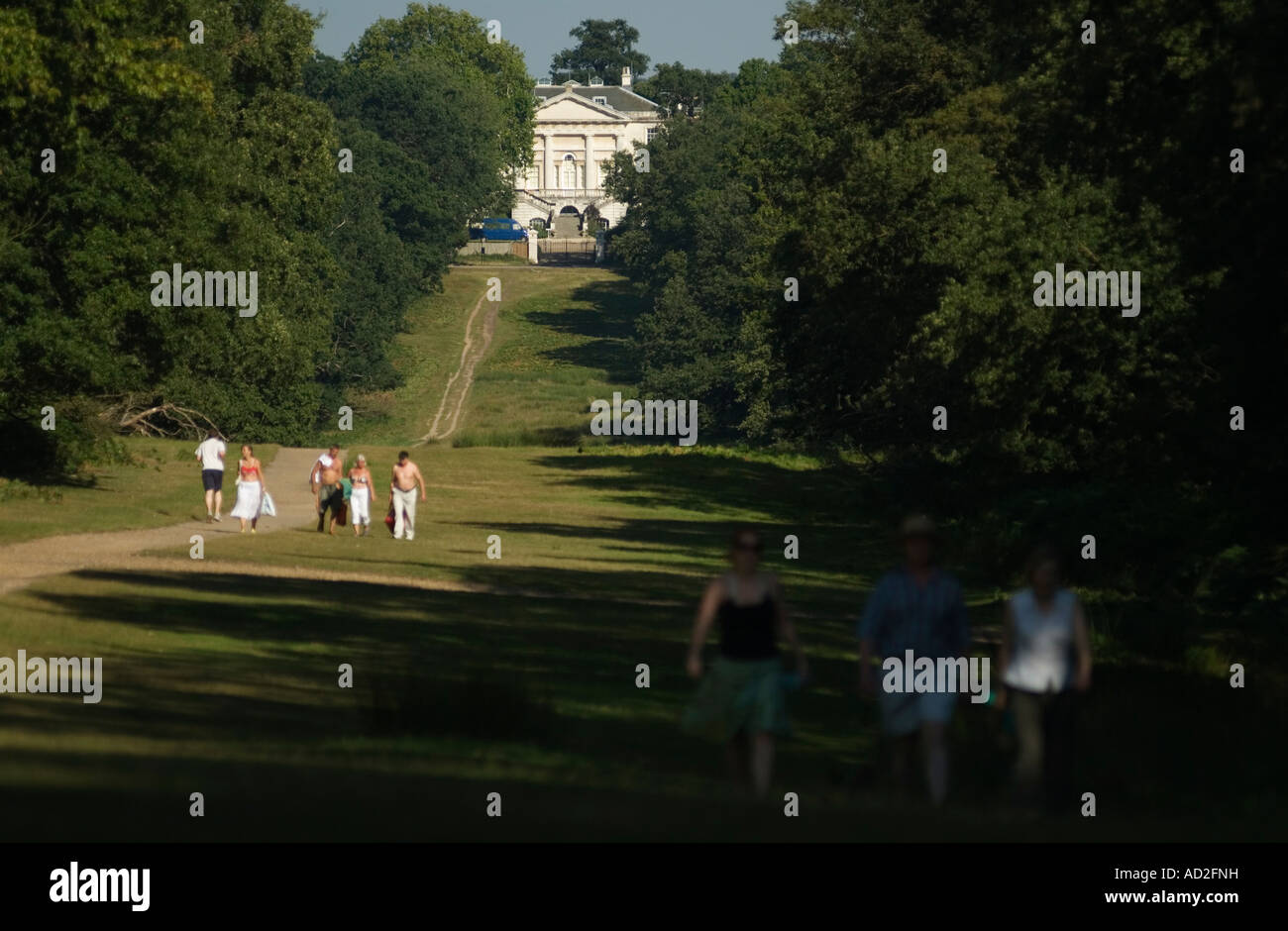 Richmond Park. Richmond Upon Thames Surrey. White Lodge The Royal Ballet School. Touristen genießen den Sommer im Park. 2007 2000s HOMER SYKES Stockfoto