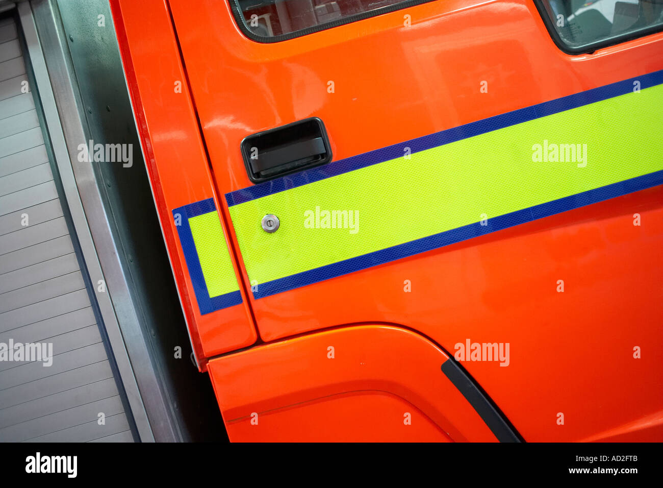 Feuerwehr und Rettungsdienste, Feuerwehr Detail, Kabine, Beleuchtung, Orange, rot, gelb, blau, Fenster. Stockfoto