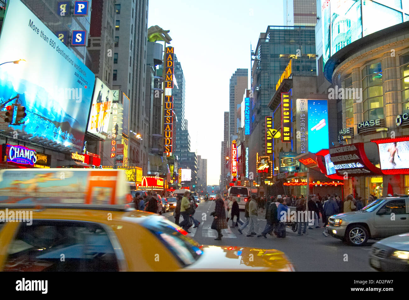 New York Sceen. Taxi in der Straße... Yellow Cab. Time Square. Stockfoto