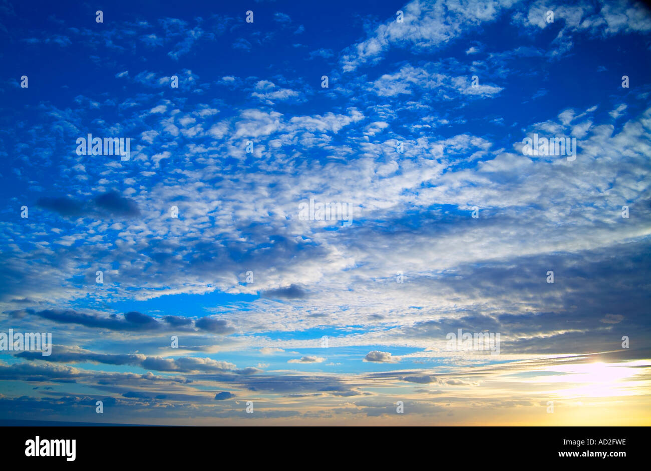 Blauer Himmel mit Wolken bei Sonnenuntergang. Stockfoto