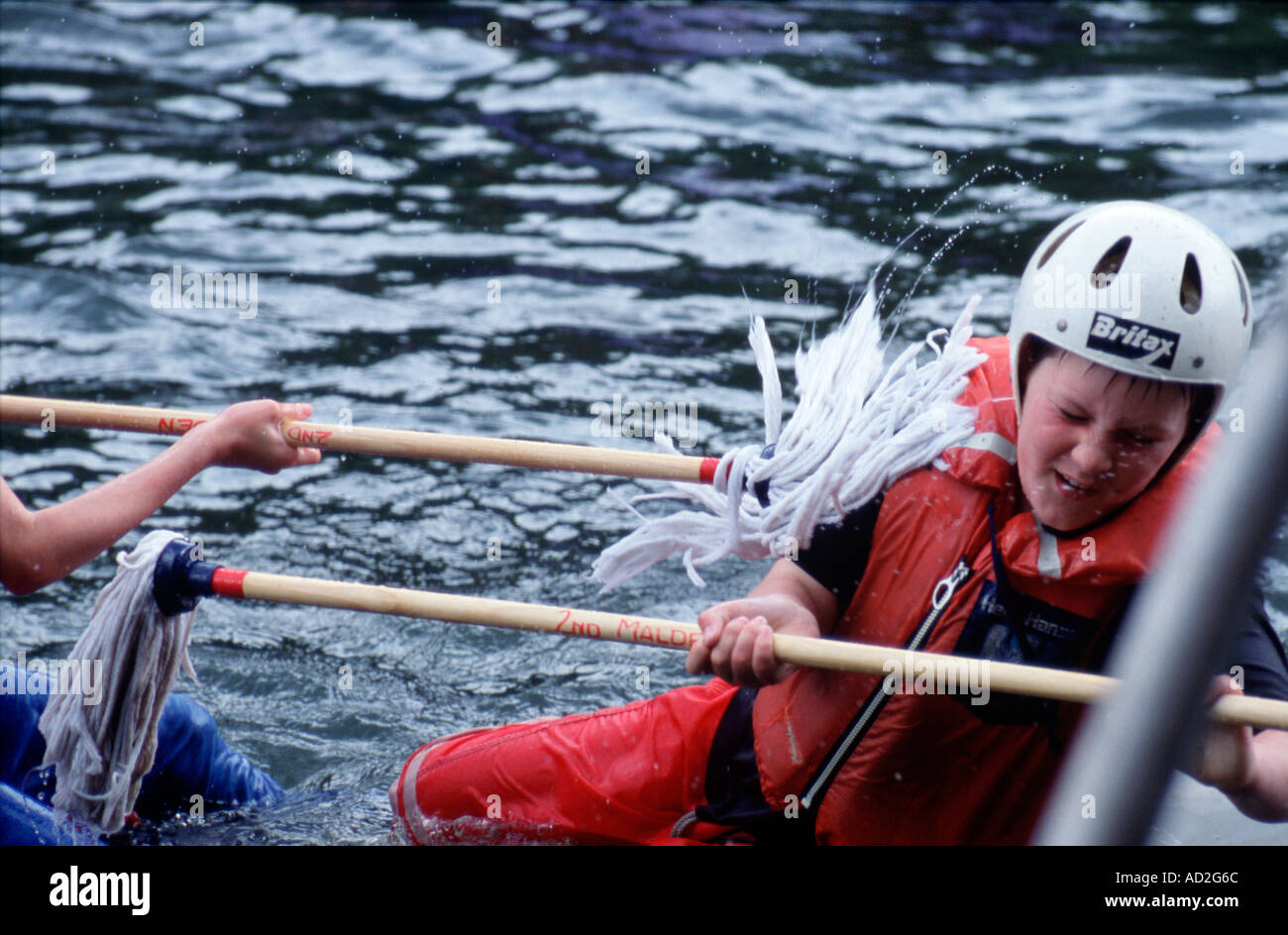 Wölflinge im Alter von 10 bis 12 Jahren spielen Mop Ritterturniere in Kanus auf Themse nr London England uk Großbritannien Europa Eu Stockfoto