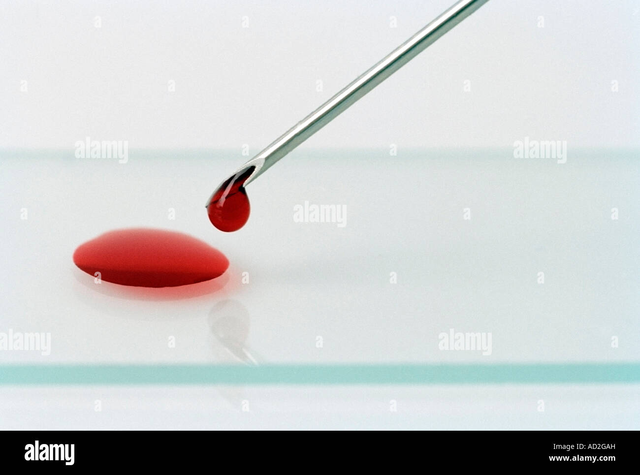Spritze setzen eine Blutprobe auf einer Folie, in der Nähe. Stockfoto