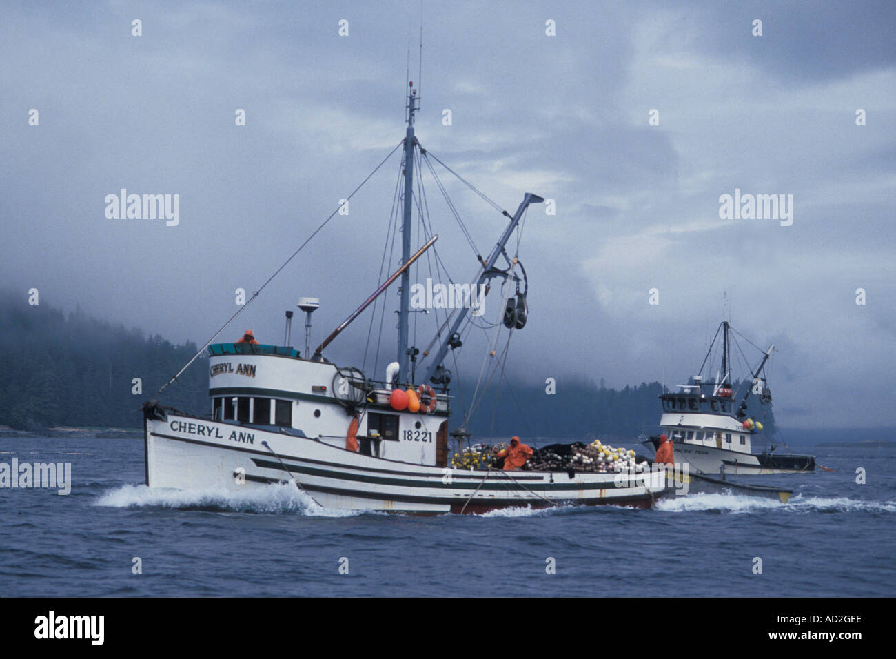 Angeln auf Lachs vor Hidden Falls Chatham Straße Südosten Alaskas Ringwadenfänger Stockfoto