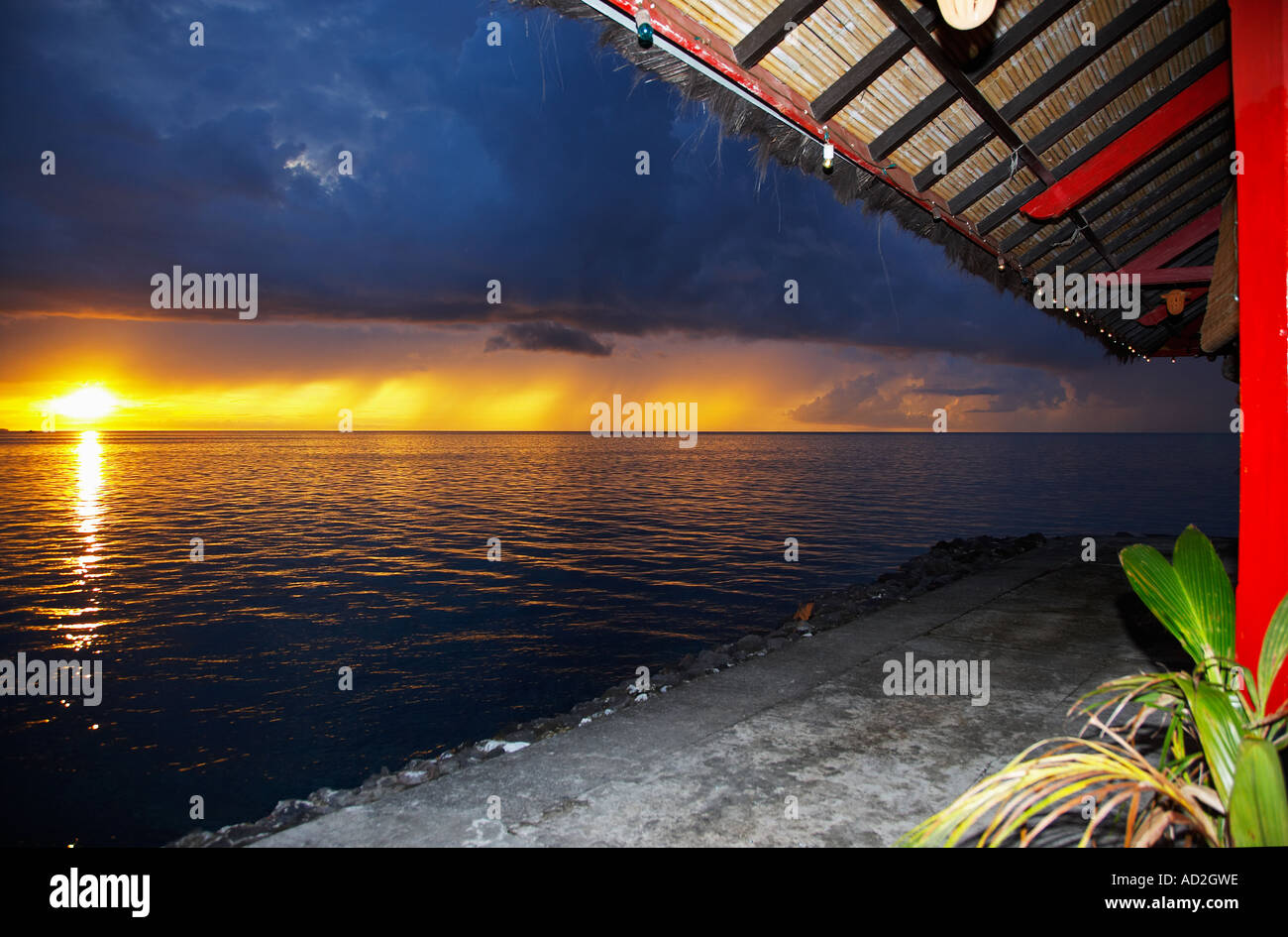 Sonnenuntergang und dem Tropensturm in Nord-Sulawesi, Indonesien Stockfoto