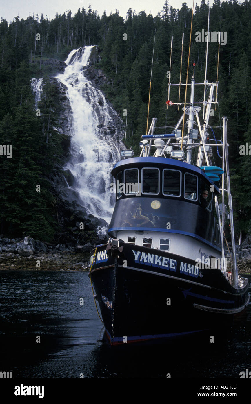 Wasserfall hinter Fischereifahrzeug Yankee Maid Hidden Falls Chatham Straße Südost-Alaska Stockfoto