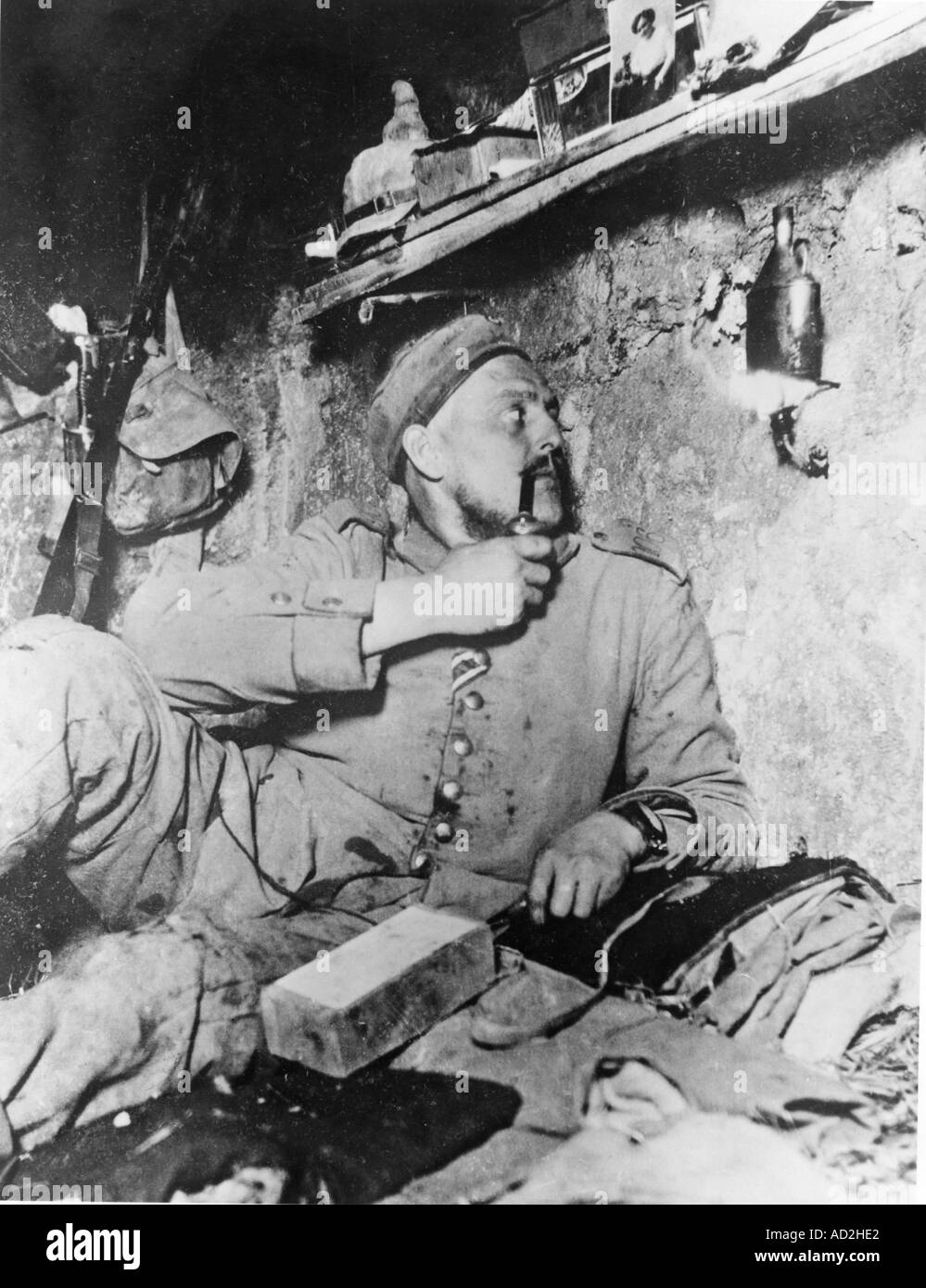 WWI Innenraum eines deutschen ausgegraben, in der Nähe von Rheims 1915 Hinweis seinen alten Stil Pickelhaube Helm und Familie Foto mit Hund auf dem Regal Stockfoto