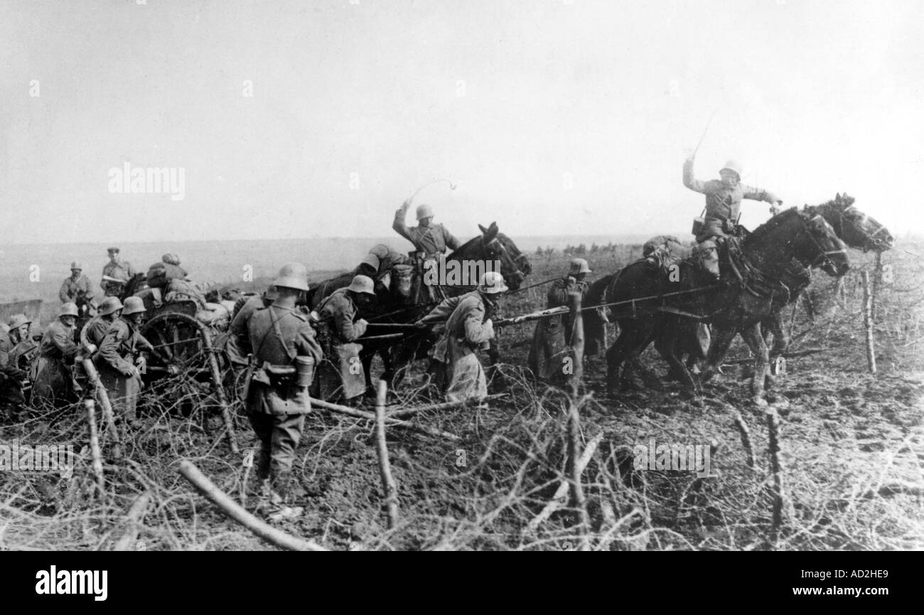 WWI deutschen Lieferungen werden durch eine Lücke in einem Drahtzaun in der Nähe von St Quentin Frankreich am 26. März 1918 erzogen Stockfoto
