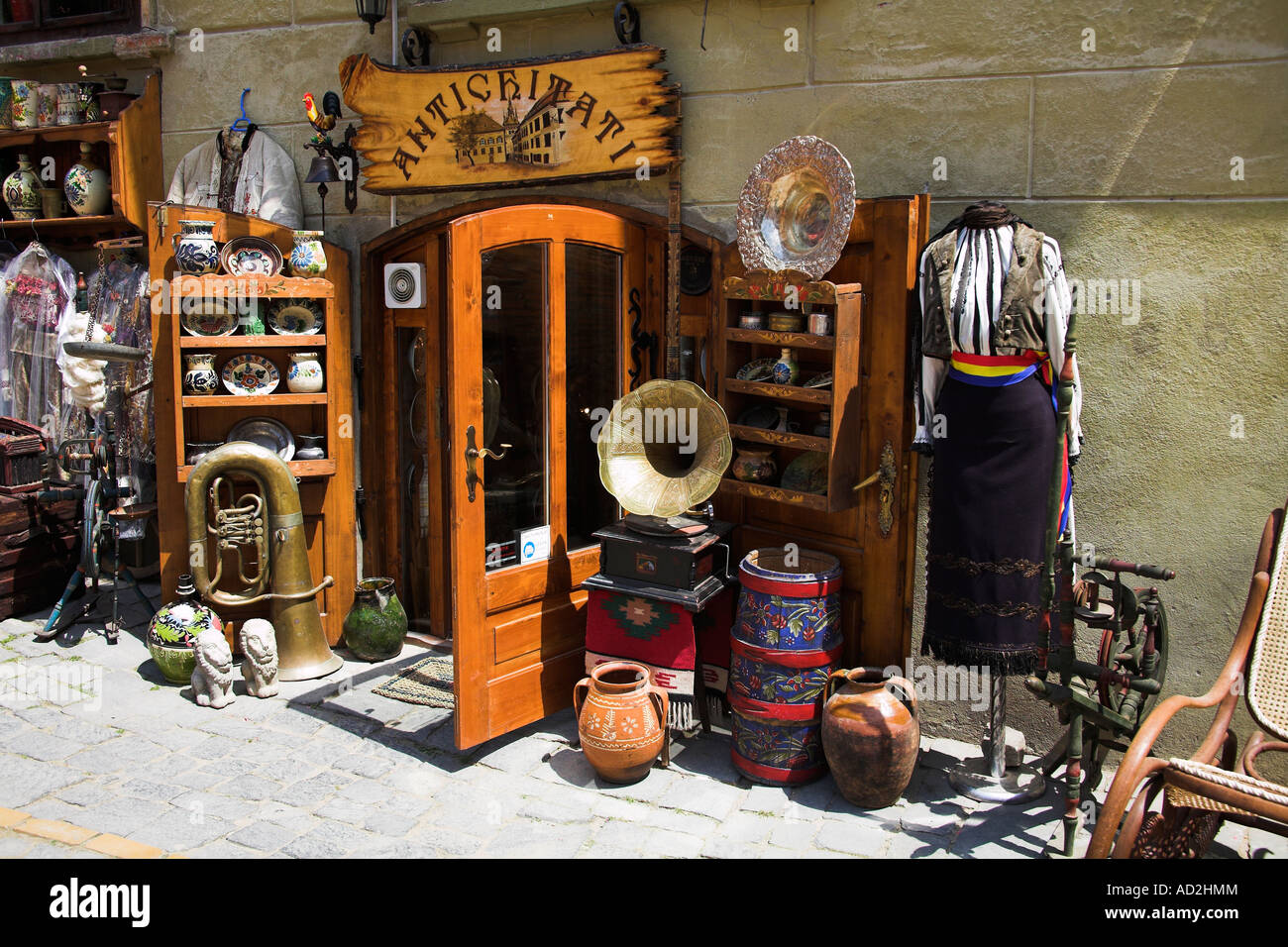 Antiquitäten zum Verkauf außerhalb ein Antiquitätengeschäft,  Sighisoara/Schäßburg, Siebenbürgen, Rumänien Stockfotografie - Alamy