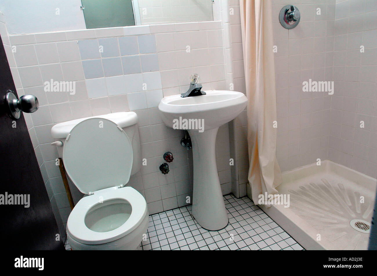 Geteiltes badezimmer -Fotos und -Bildmaterial in hoher Auflösung – Alamy