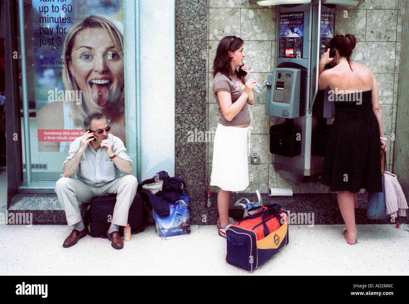 Leute am Telefon Bahnhof Charing Cross London Stockfoto