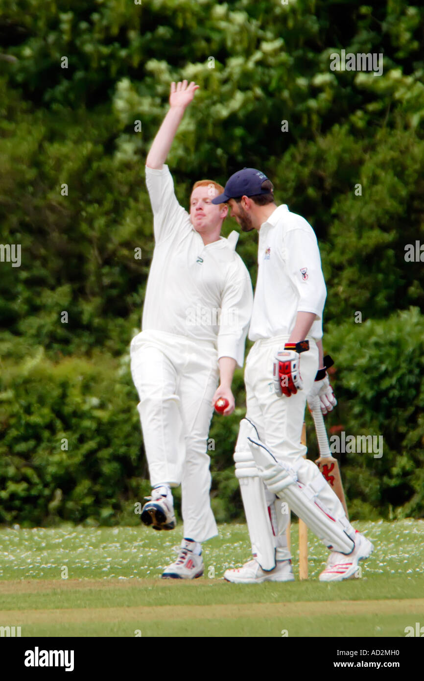 Das Spiel der Cricket an einem Sommernachmittag im ländlichen England Stockfoto