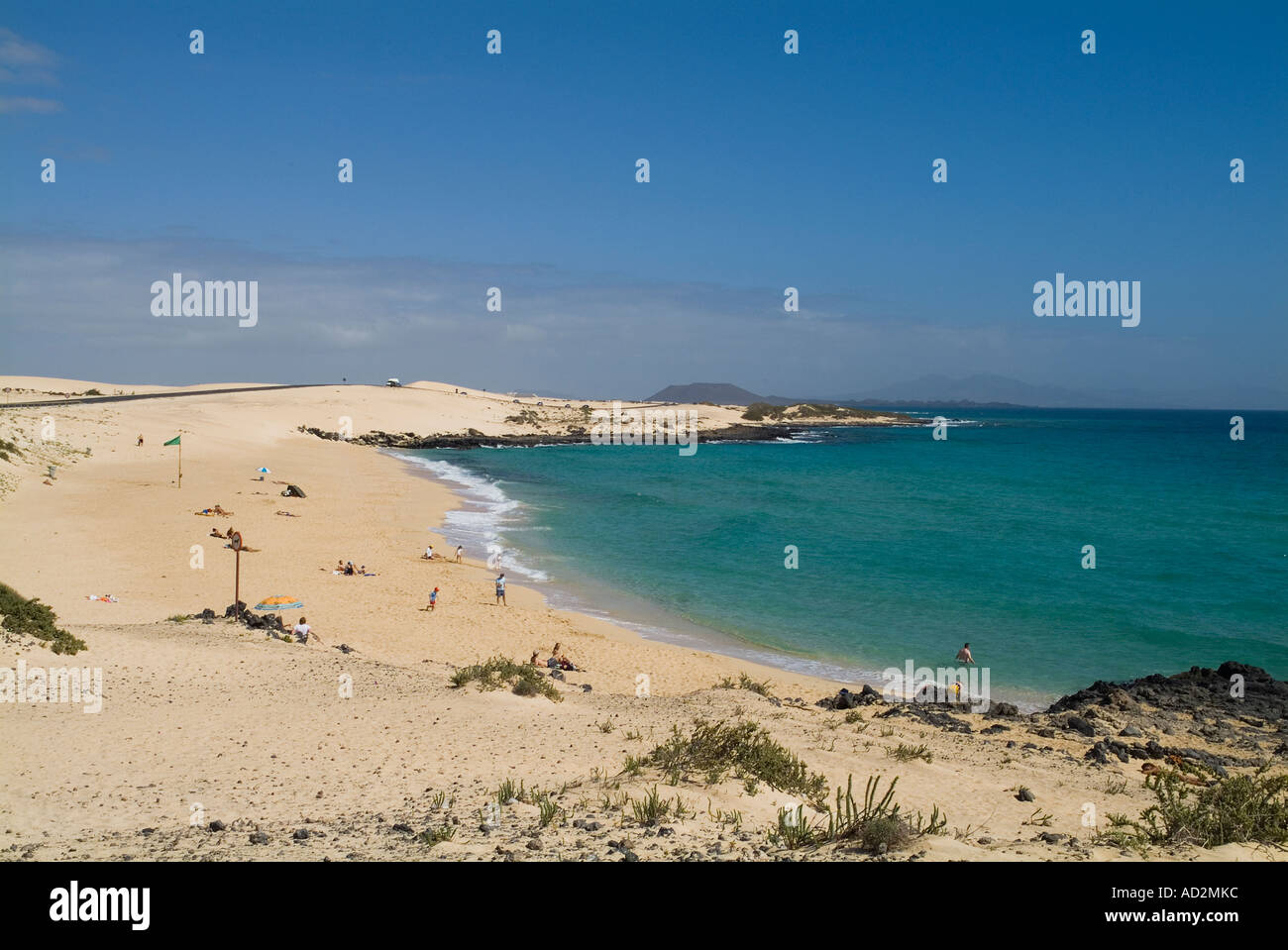 Dh Playa del Moro CORRALEJO FUERTEVENTURA Menschen am Sandstrand zum Sonnenbaden und Schwimmen Kanarische Inseln Spanien Stockfoto