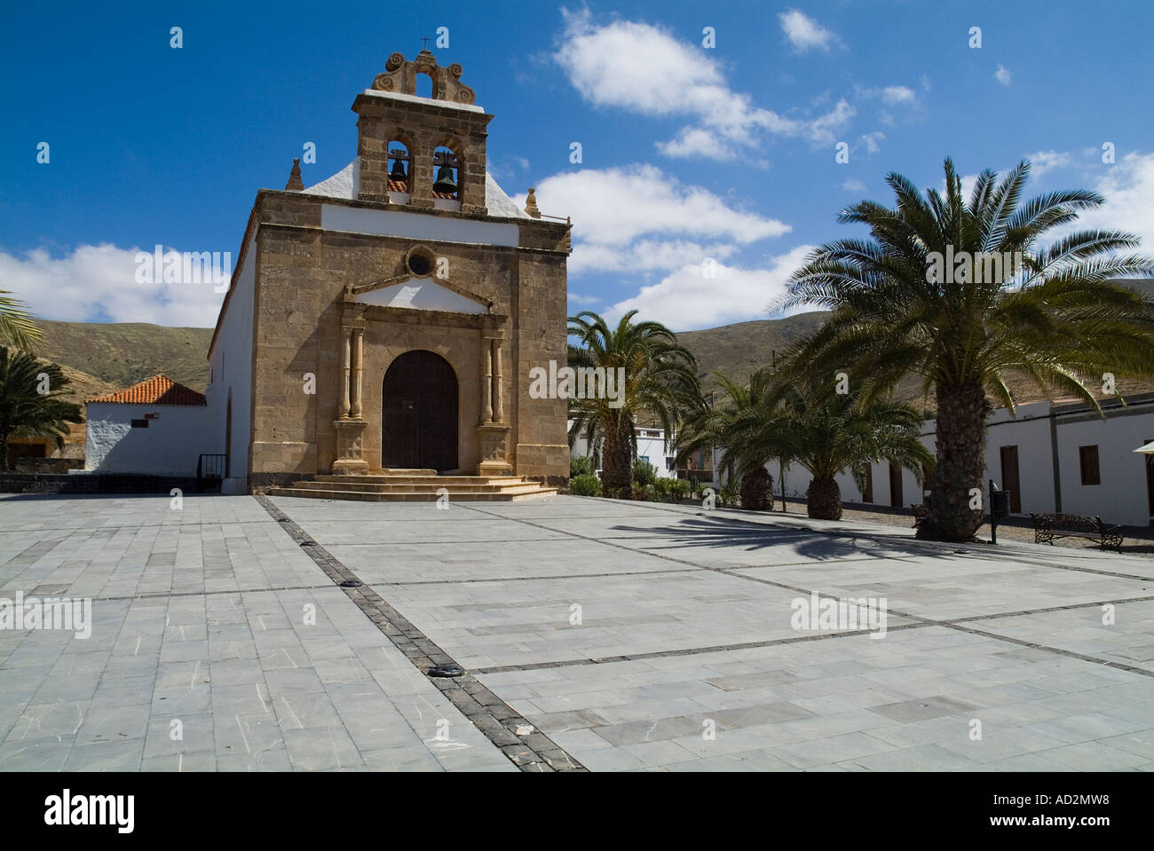 dh VEGA RIO PALMA FUERTEVENTURA Fuerteventuran Dorfkirche Nuestra Senora De La Pena und Plaza Stockfoto