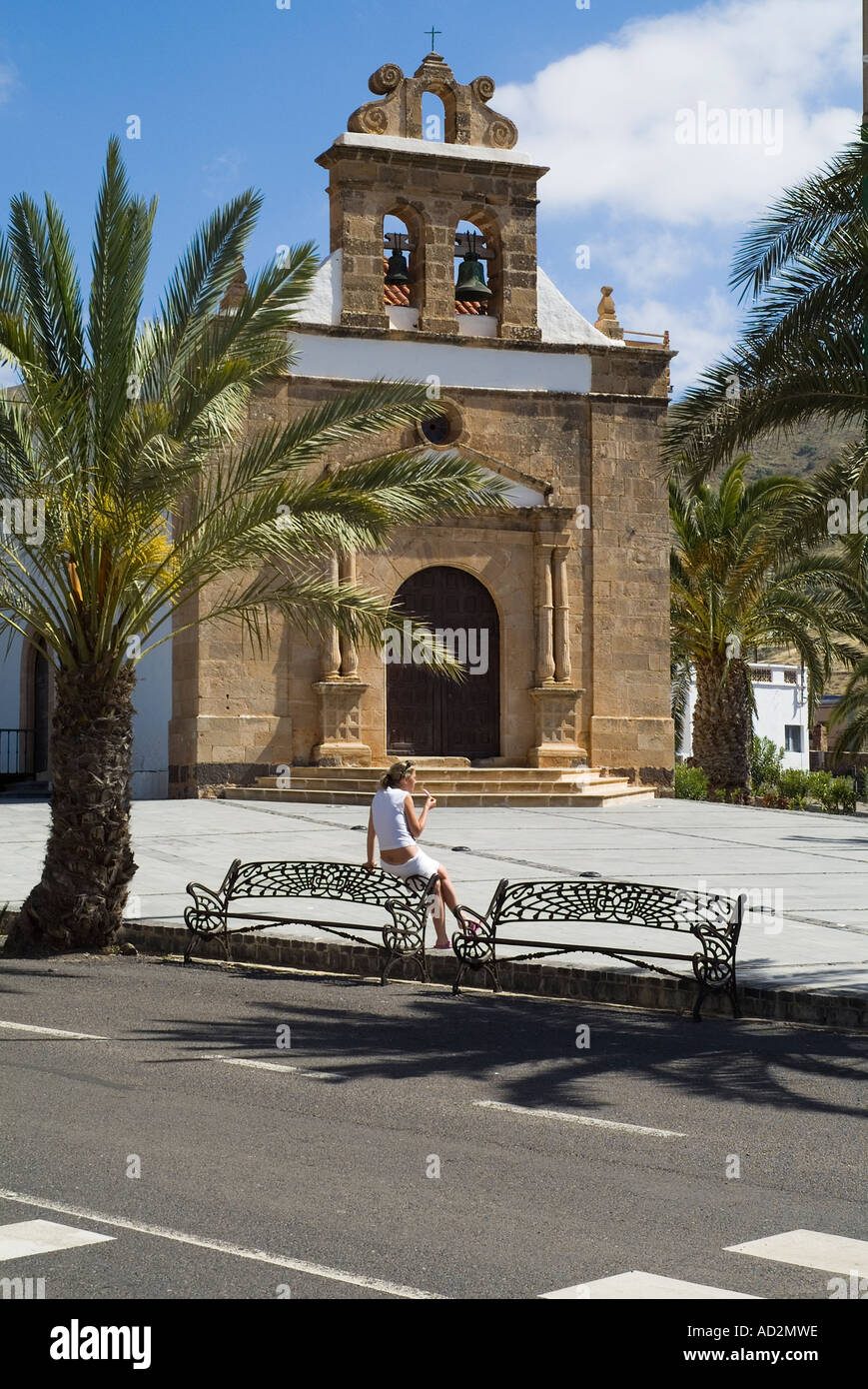 dh VEGA RIO PALMA FUERTEVENTURA Tourist im Plaza Fuerteventuran Dorfkirche Nuestra Senora De La Pena Stockfoto