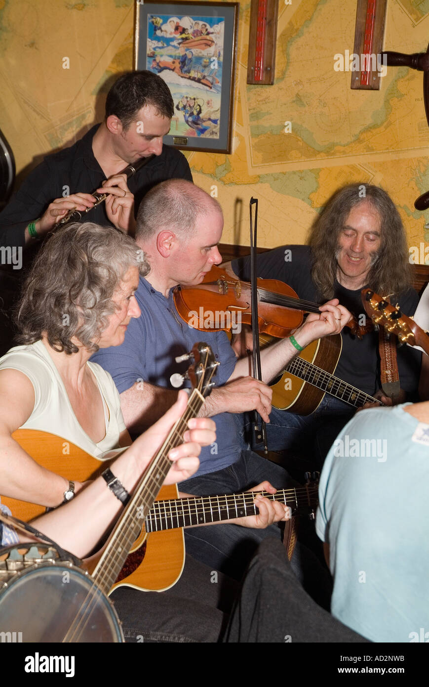 dh Orkney Folk Festival STROMNESS ORKNEY Musiker spielen Musikinstrumente im Ferry Inn Public house Stockfoto