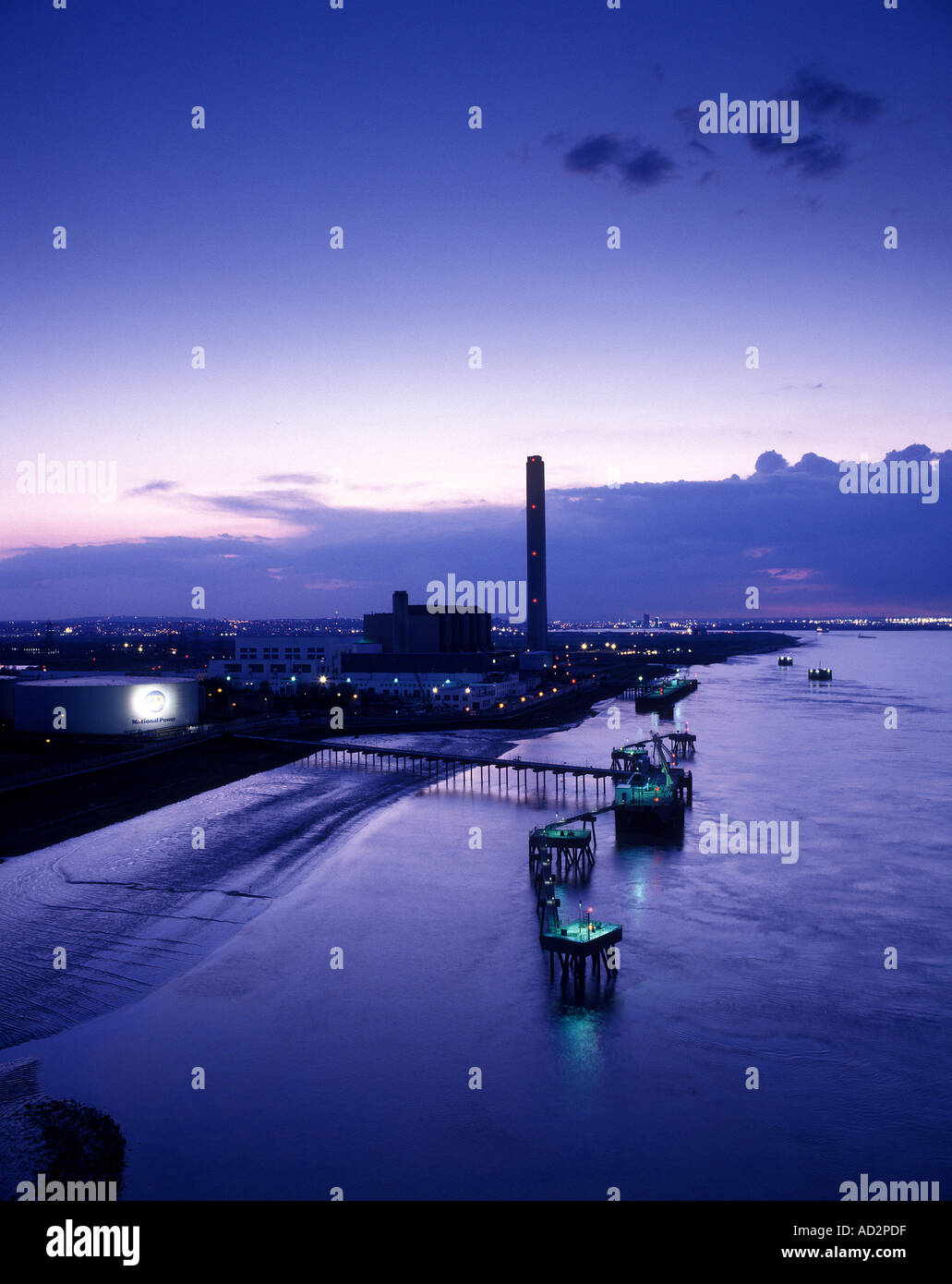Öl-Lager der Königin Elisabeth-Brücke (M25) mit Blick auf London bei Dartford Kent entnommen Stockfoto