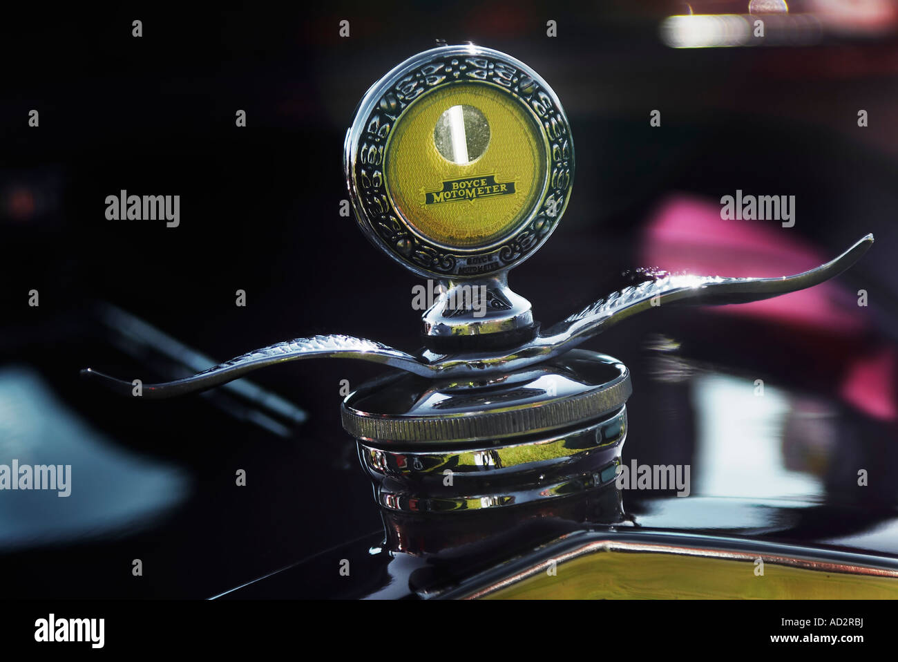 Nahaufnahme von einem Boyce Moto Meter Heizkörper motor Temperaturanzeige mit Flügel-Kappe auf einem antiken Fahrzeug Stockfoto