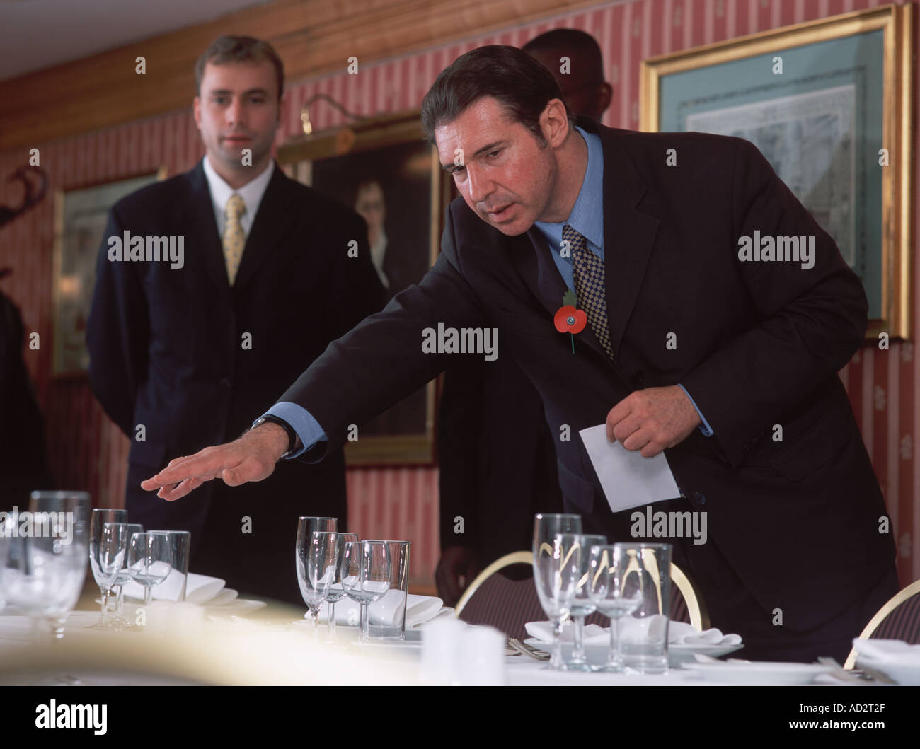 Butlers in Ausbildung Student Butler empfangen Anweisung London Stockfoto