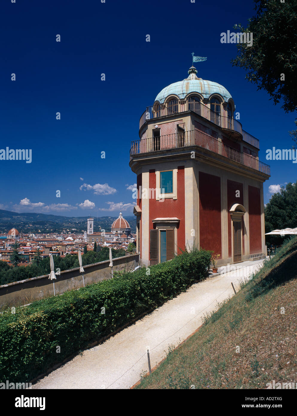 Italien, Toskana, Florenz, Boboli-Gärten, Kaffeehaus in formalen Renaissance-Garten mit Blick auf die Stadt. Stockfoto