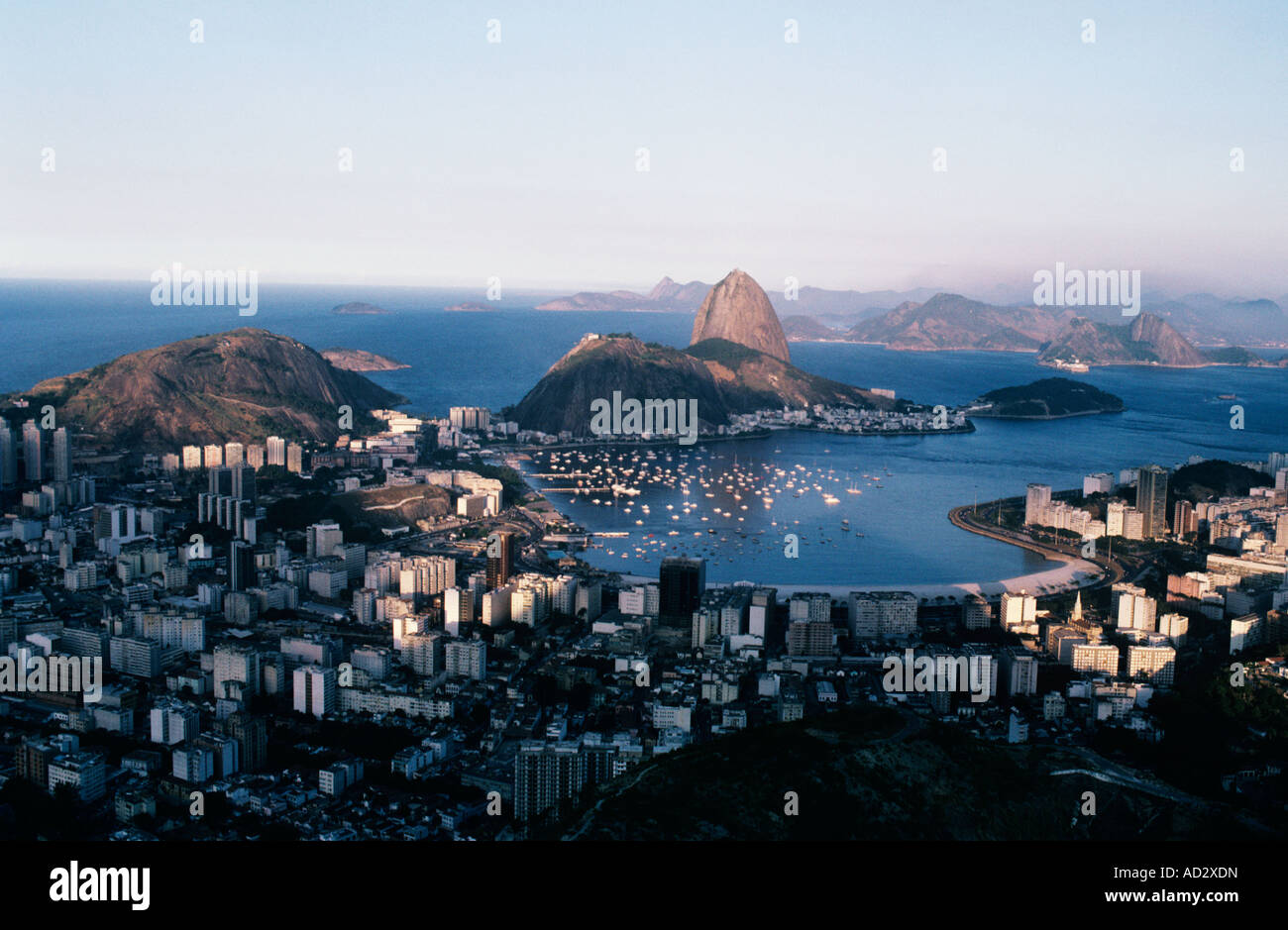 Brazilien. Durch eine geologische Hand gebildet, ist Zuckerhut der bekanntesten touristischen Attraktionen nach Rio De Janeiro. Stockfoto